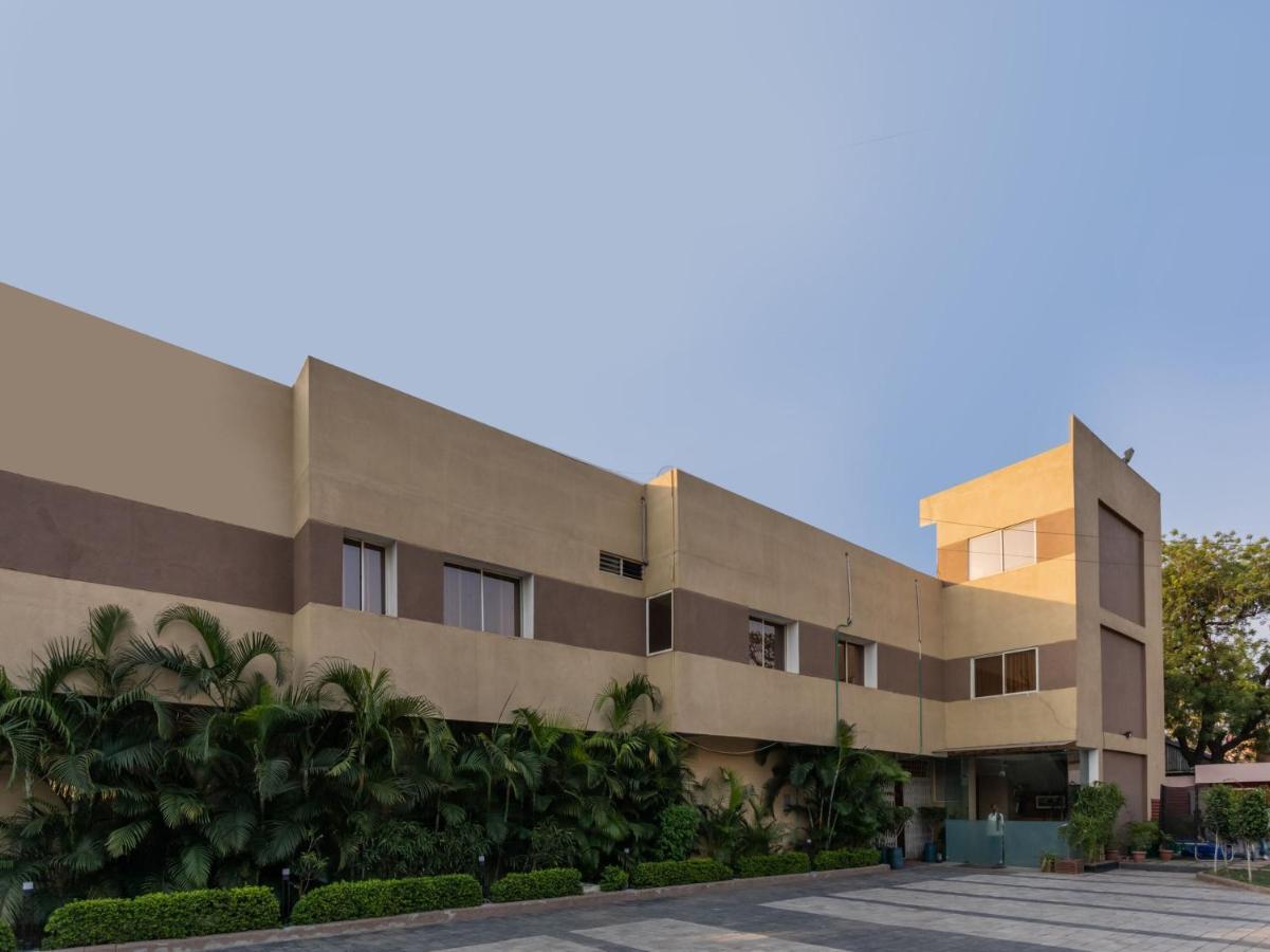 Oyo 4956 Hotel Maharaja Palace Kanpur Exterior foto